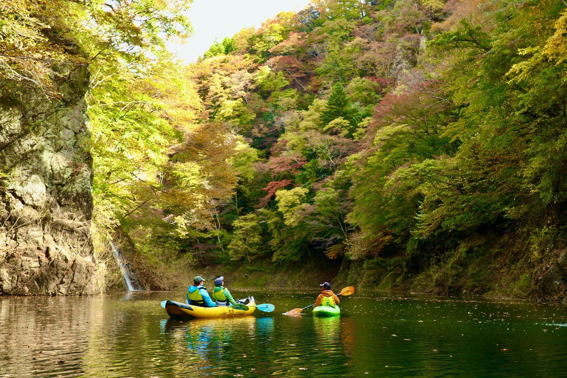 秋は絶景の紅葉クルージング